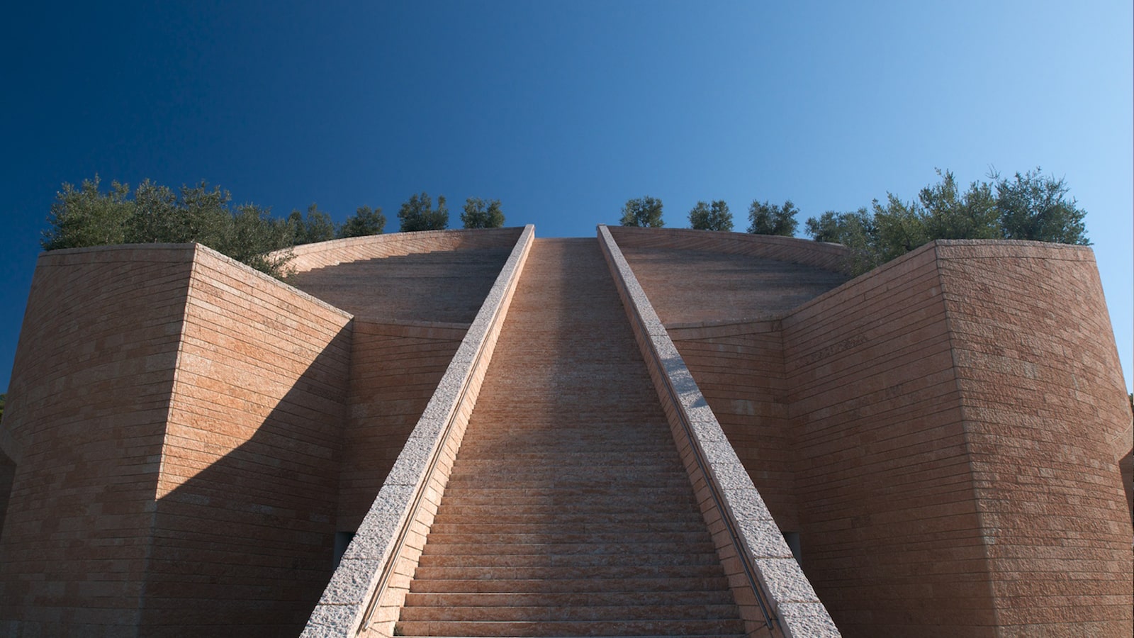 Paradigma cantina Petra Wine